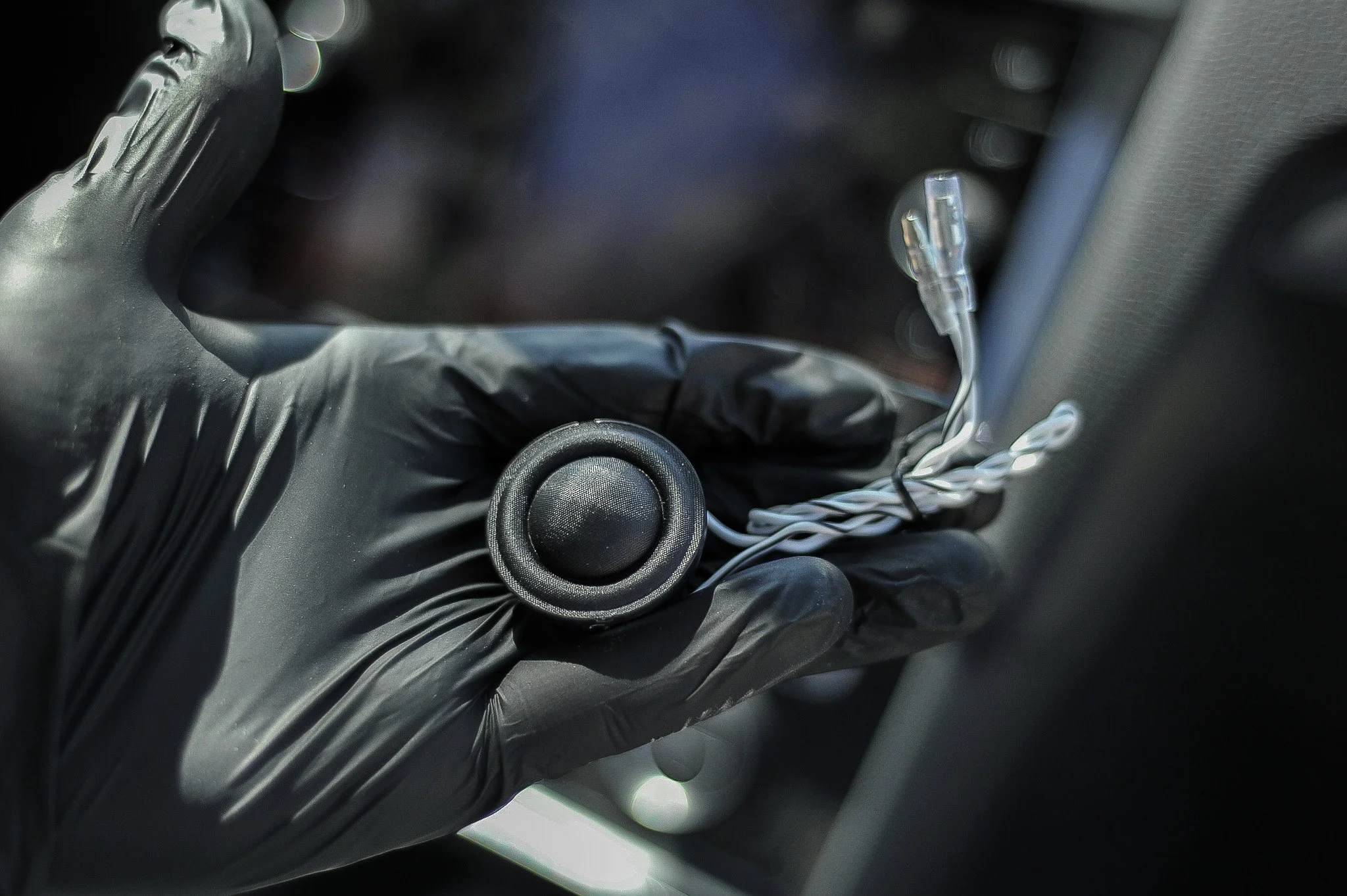 Nous installons des tweeters Gladen pour une restitution sonore précise et haut de gamme.