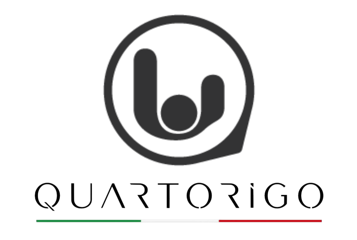 Logo monochrome avec une figure abstraite stylisée au centre et le mot "QUARTORIGO" en dessous, avec une bande aux couleurs du drapeau italien en bas.