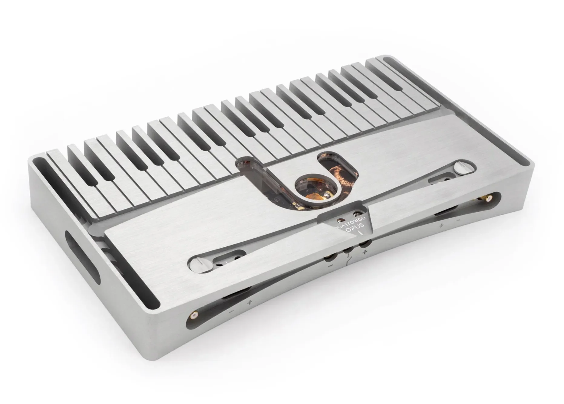 Un piano mécanique sans bois, avec des touches blanches et noires et des composants internes visibles, en aluminum