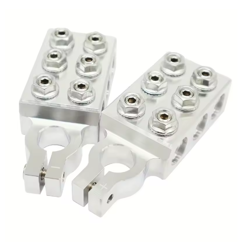 Deux cosses de connexion en métal pour câbles électriques, avec plusieurs bornes à vis.