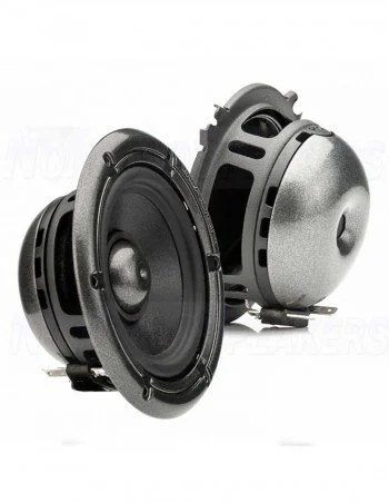 Deux haut-parleurs de voiture, un avec une face en plastique noir et l'autre en métal argenté.