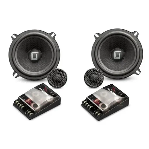 Deux systèmes de haut-parleurs avec amplificateurs, chaque système comprenant un haut-parleur principal, deux petits haut-parleurs et un amplificateur.