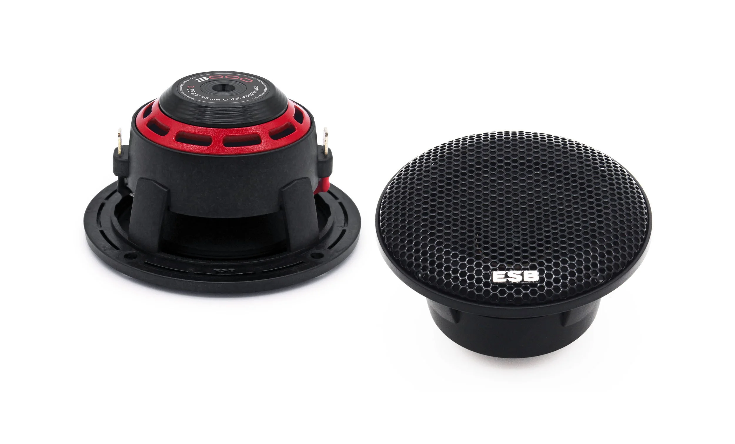 Deux haut-parleurs noirs avec une grille de protection et un design en relief, un de marque ESB, disposés côte à côte sur un fond blanc.