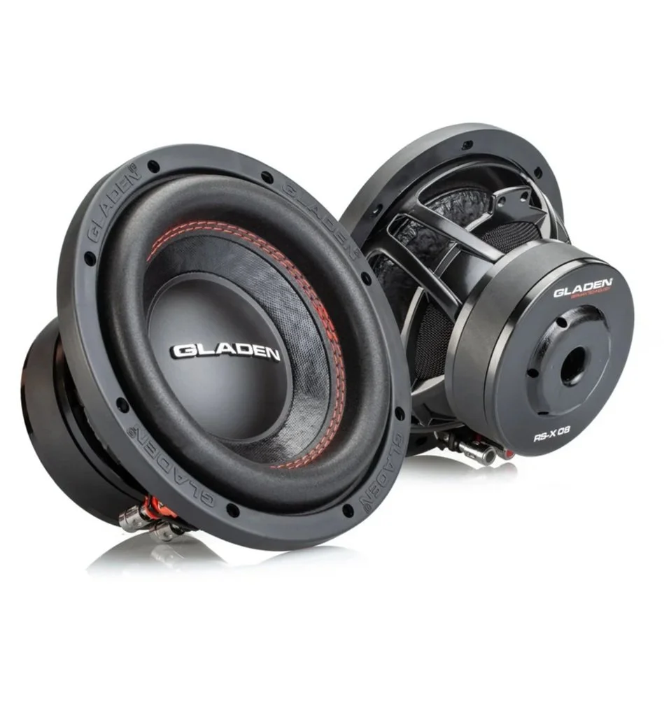 Deux haut-parleurs noirs de marque Gladen, destinés à un système audio en voiture