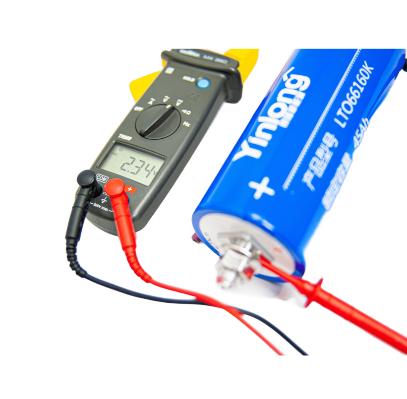 Un multimètre numérique mesurant 2.34 volts connecté à une batterie au lithium.