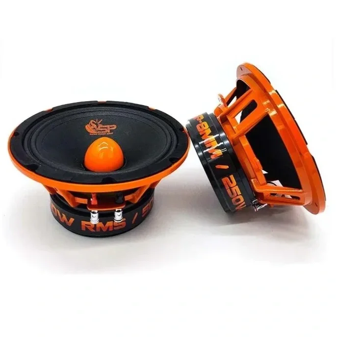 Deux haut-parleurs de couleur noire et orange, avec une structure métallique orange, affichent une conception robuste pour l'audio, posés sur une surface blanche.