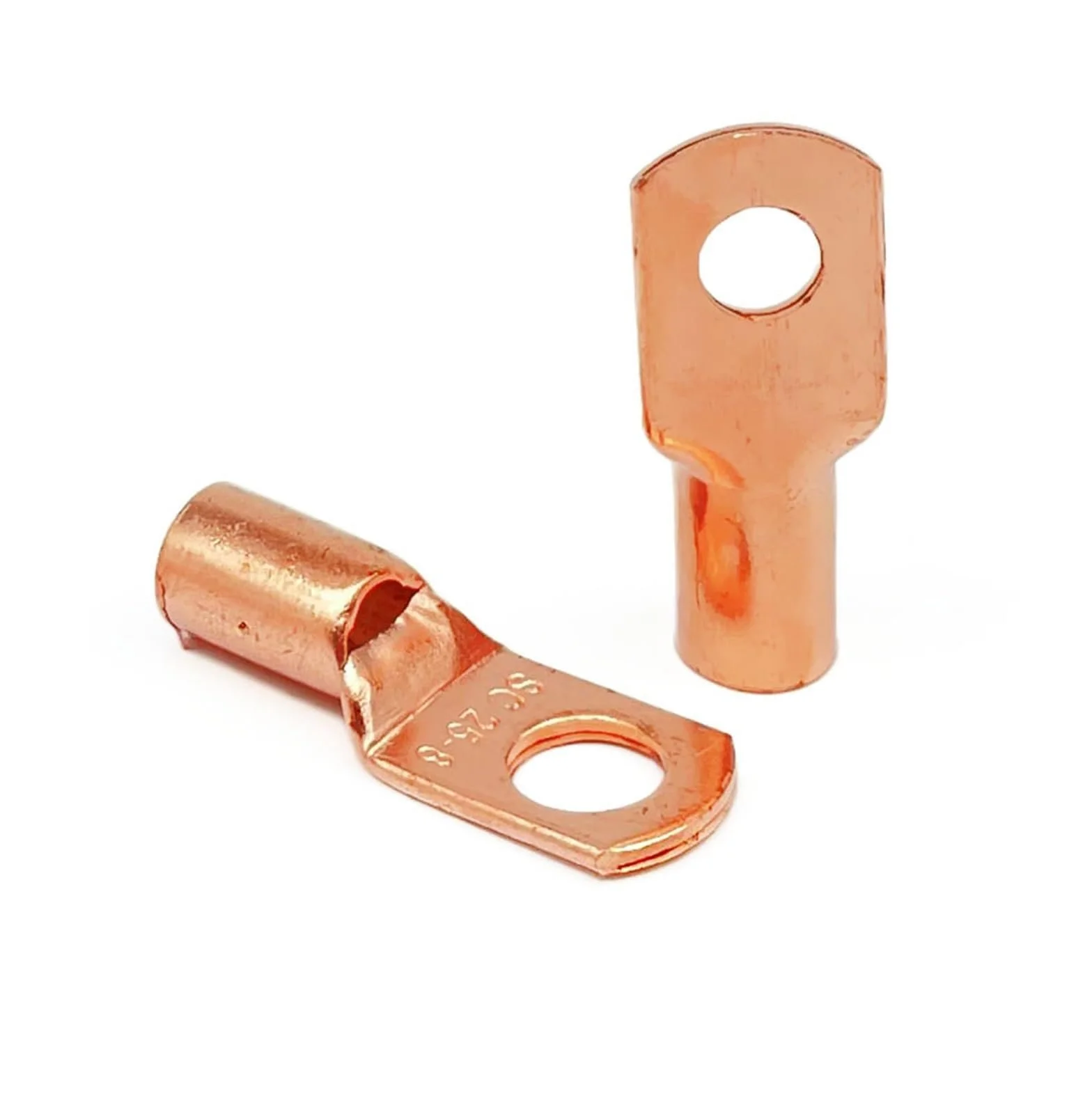 Deux cosses de câble en cuivre rosé sur fond blanc.