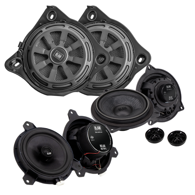 Ensemble d'enceintes audio noires de différentes tailles, avec deux petits tweeters, un médium et un woofer, destinés à un système audio pour voiture.