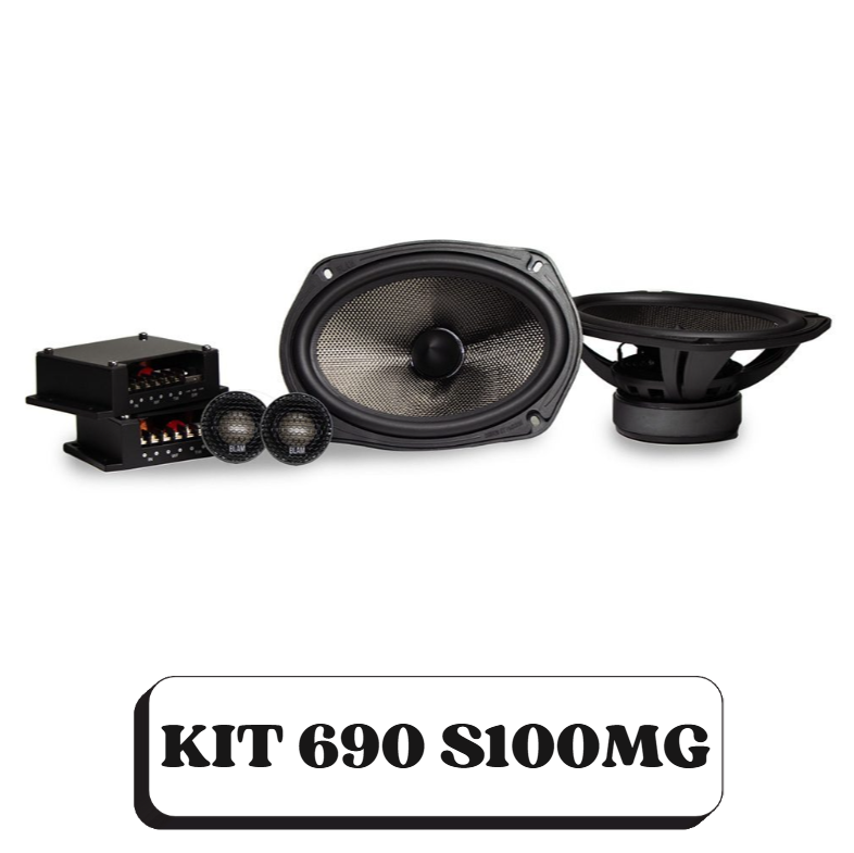 Ensemble d'équipements audio comprenant un amplificateur, deux petits haut-parleurs, un grand haut-parleur, un haut-parleur de basses, et un kit audio nommé 'KIT 690 S100MG'.