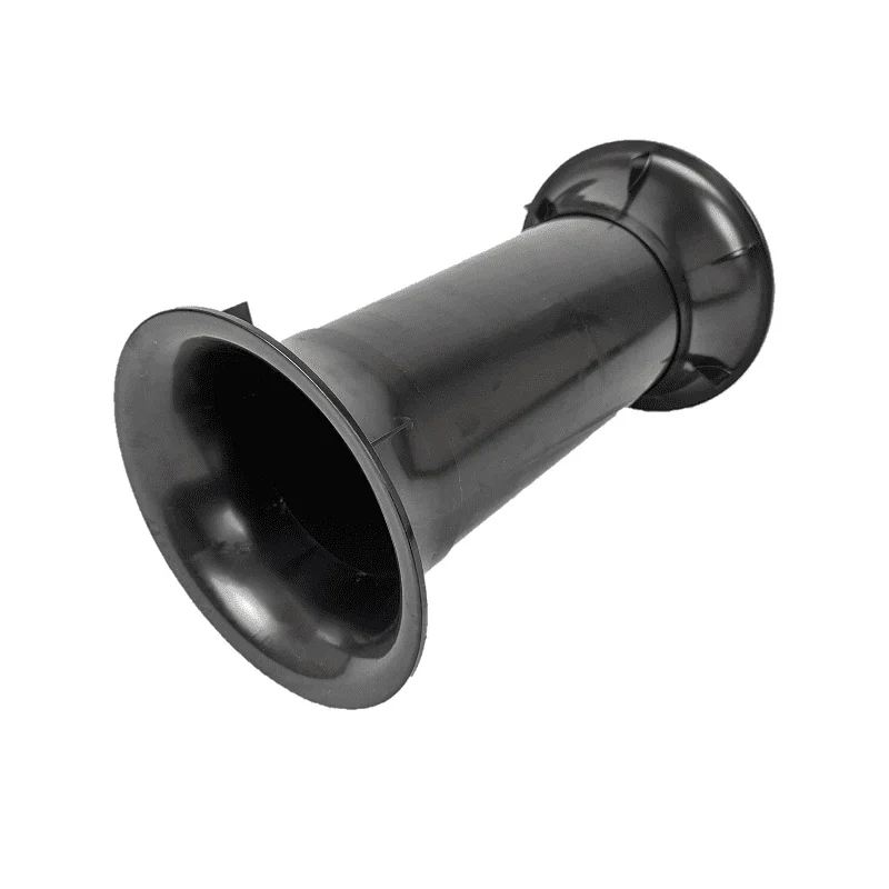 Un dispositif noir en forme de cylindre avec une extrémité élargie, semblable à une extension ou un adaptateur en plastique.