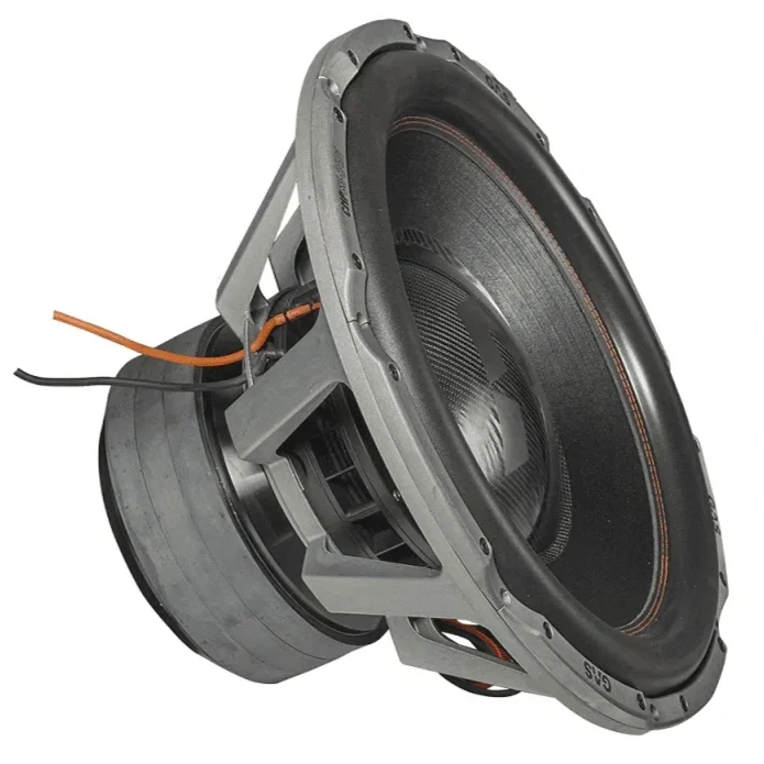 Gros haut-parleur audio avec un cadre en métal et des fils électriques