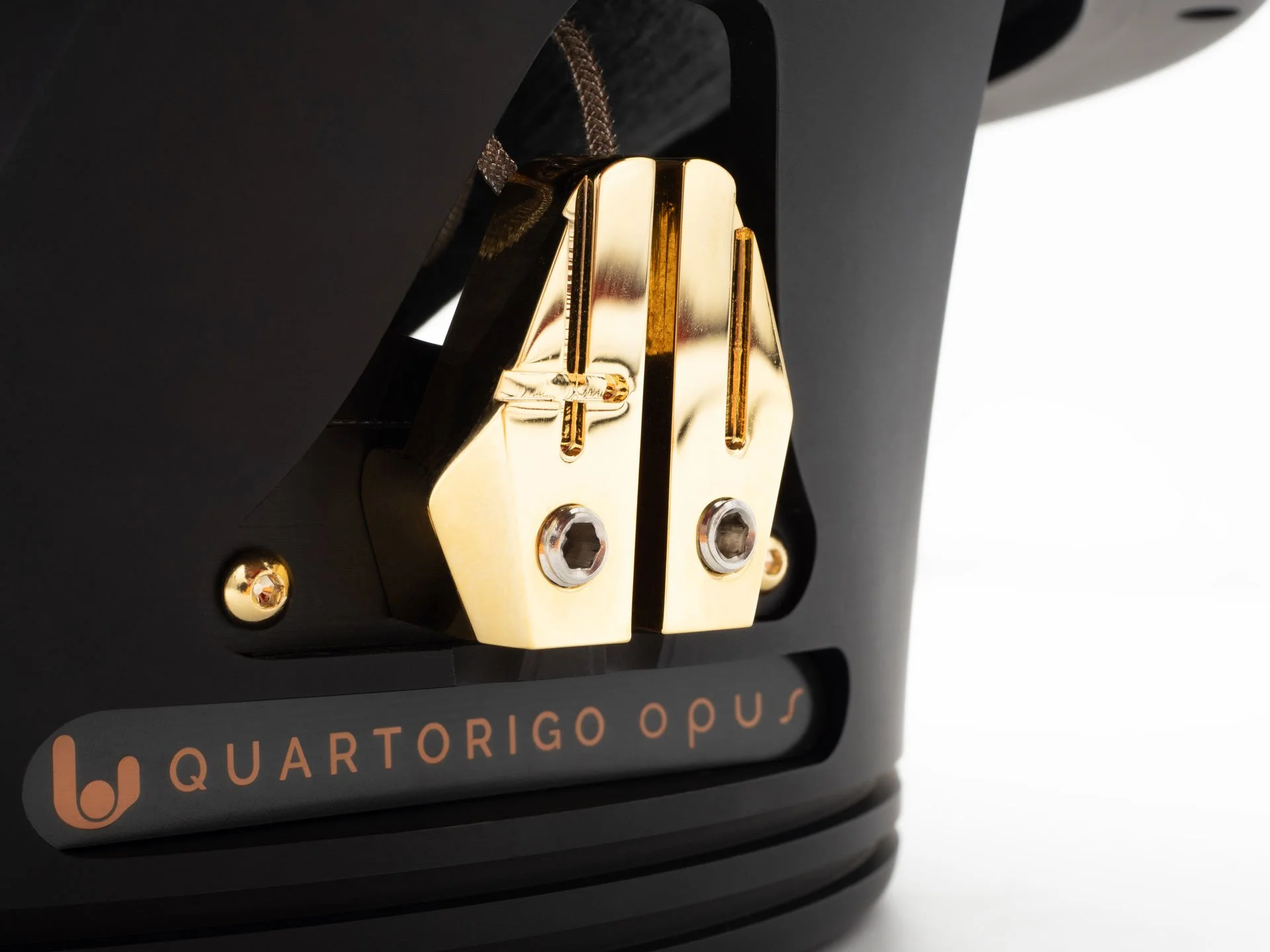 Détail d'un haut-parleur audio avec une étiquette 'QUARTORIGO OPUS' sur la surface noire.
