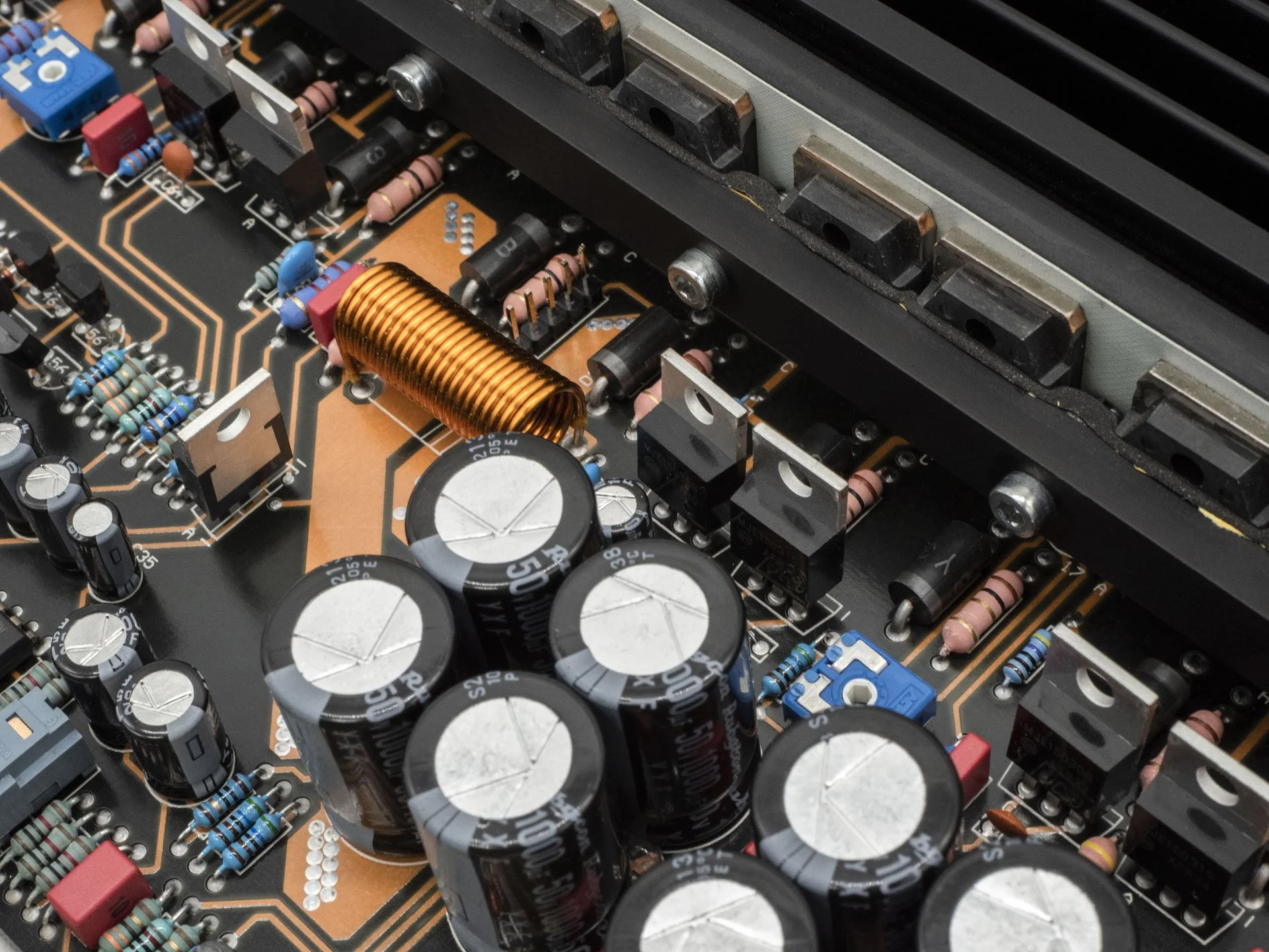 amplificateur-quartorigo-haut-de-gamme-et-haut-parleurs-car-audio-installation-professionnelle