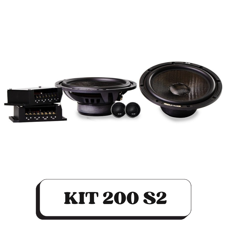 Un ensemble d'enceintes audio, y compris deux haut-parleurs, un ampli, et deux petits microphones, avec le texte "KIT 200 S2" en dessous.