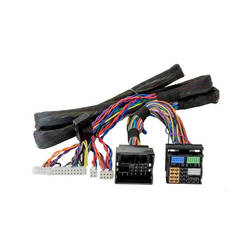 Câblage électrique avec plusieurs connecteurs et un casque noir.