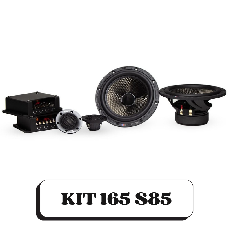 Une collection d'enceintes audio de différentes tailles et un amplificateur, avec une étiquette indiquant le modèle KIT 165 S85.