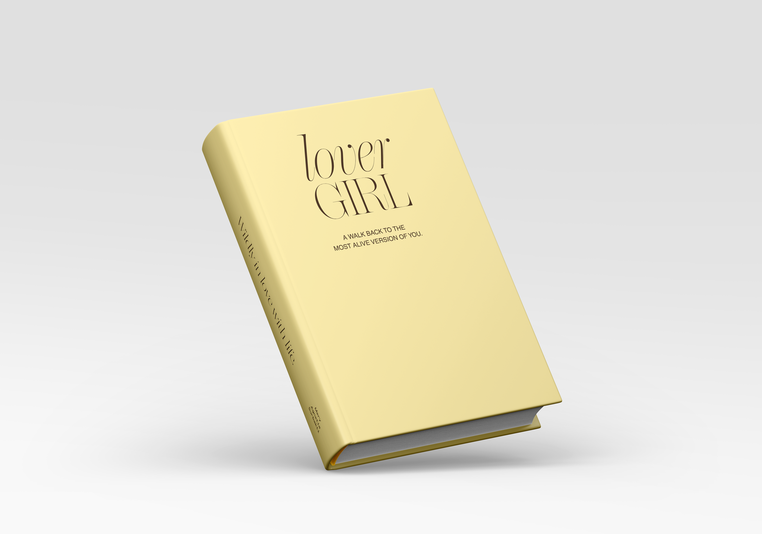 Een boek met een gele omslag, getiteld "lover GIRL", ligt schuin op een witte achtergrond.