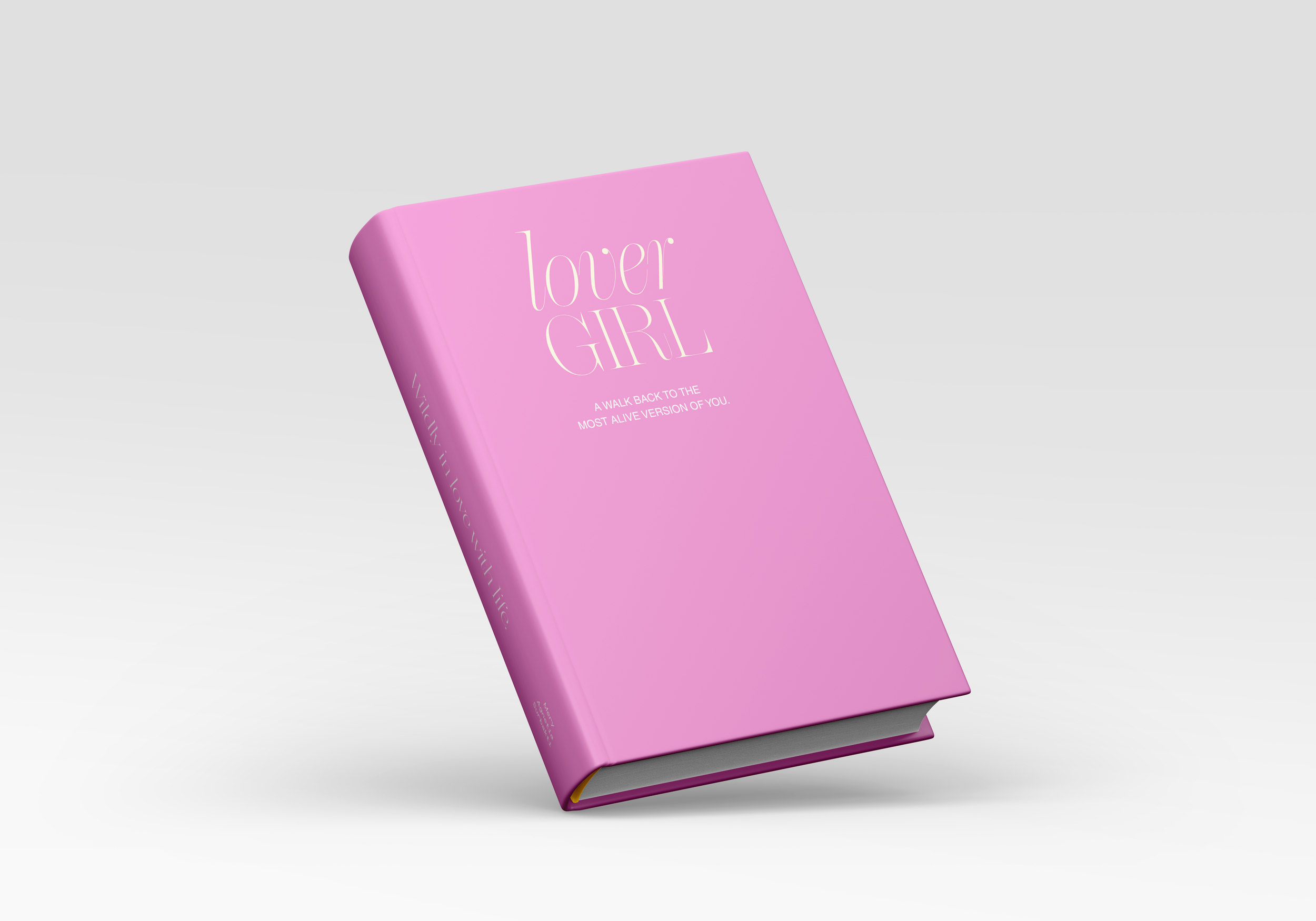Een roze boek met de titel 'Lover Girl' en een ondertitel 'A walk back to the most alive version of you', ligt schuin op een witte achtergrond.
