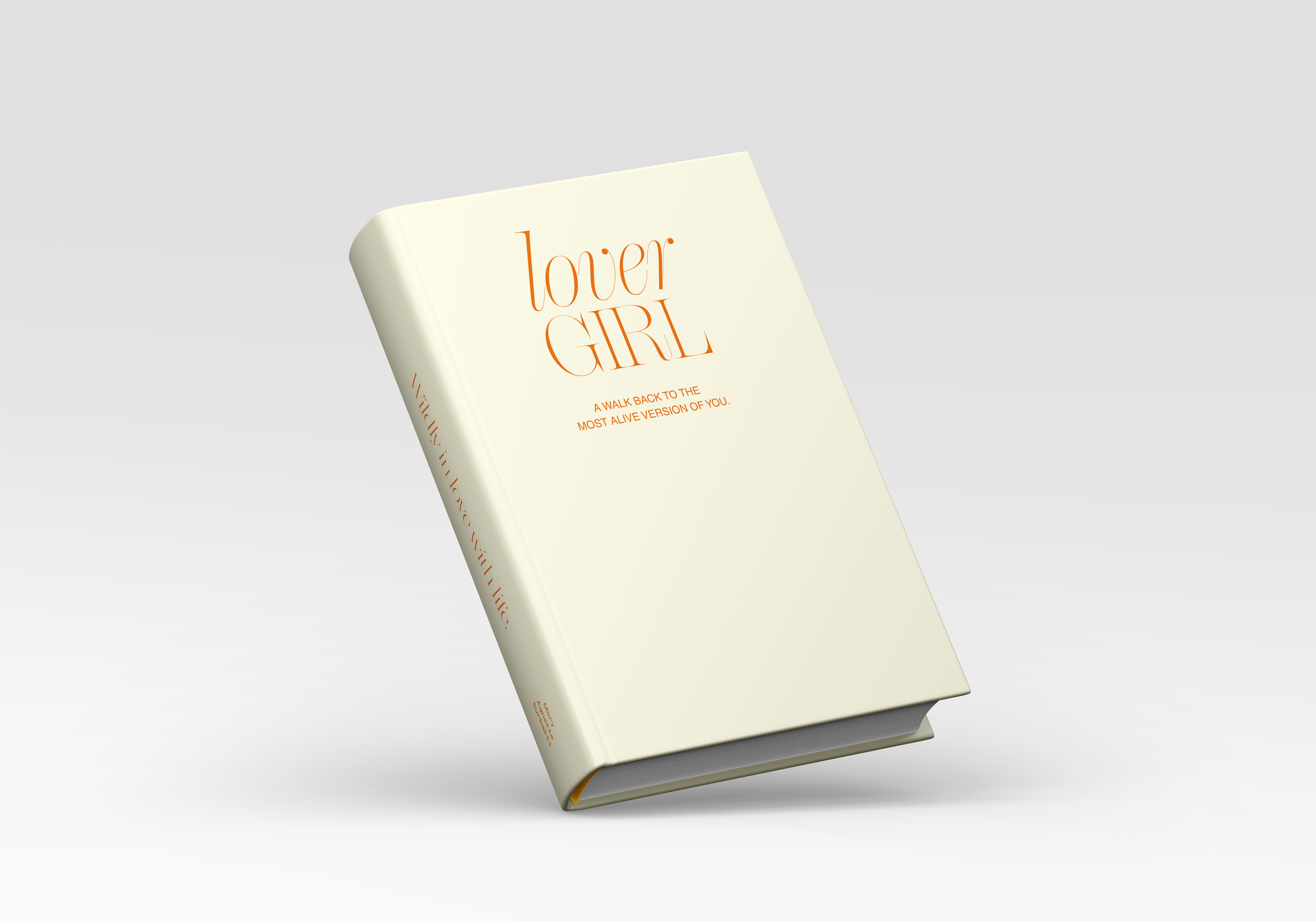 Een boek met de titel 'Lover Girl' en de subtitel 'A walk back to the most alive version of you', ligt schuin op een witte achtergrond.