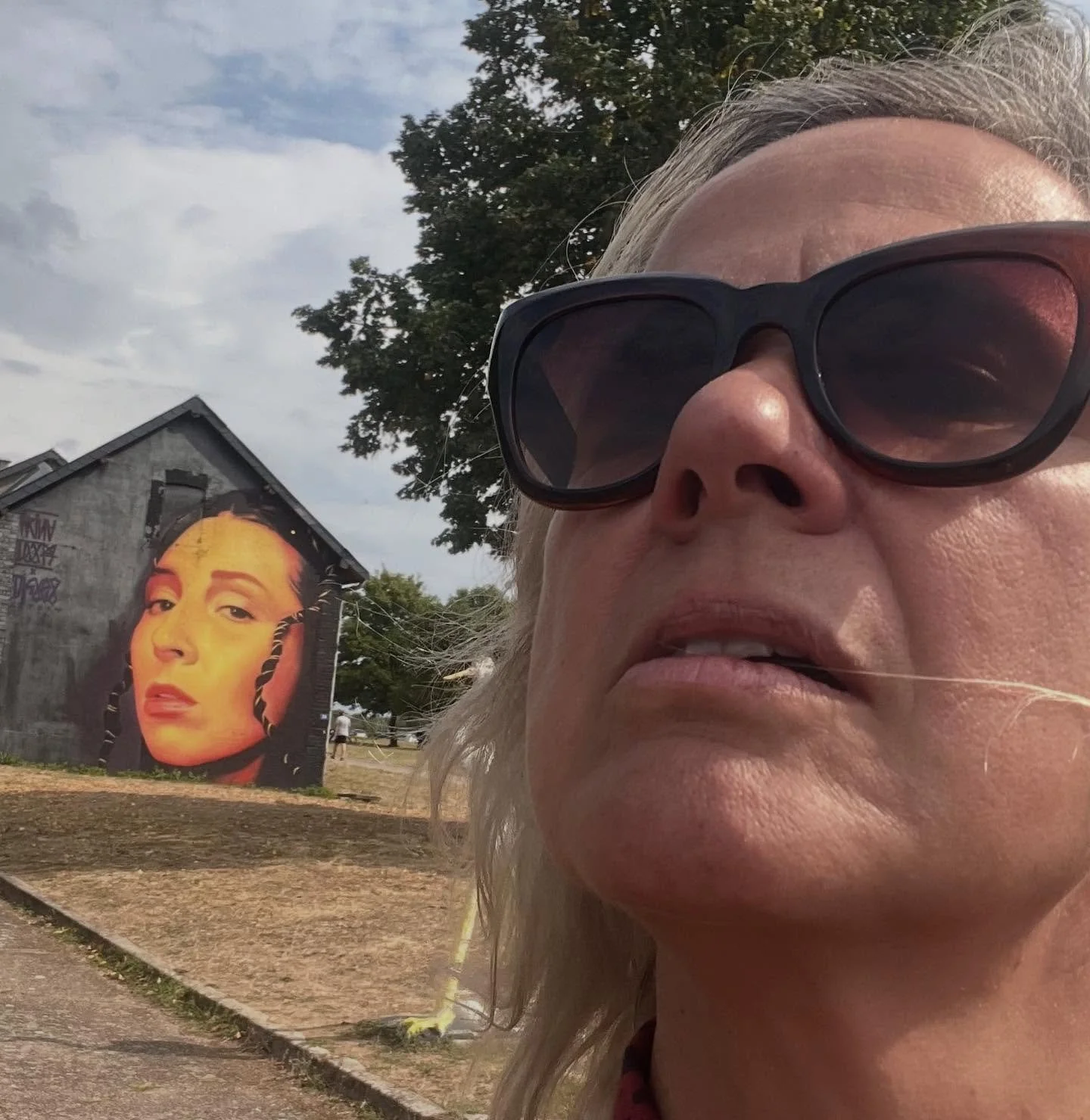 Happy b-day to me

Hoy es mi cumplea&ntilde;os. Y amanezco en Santander, girando con una banda de los States. Anoche llegamos tarde al hotel porque nos entretuvimos cenando en un sitio que les hab&iacute;an recomendado. Les encantan las cosas ricas q