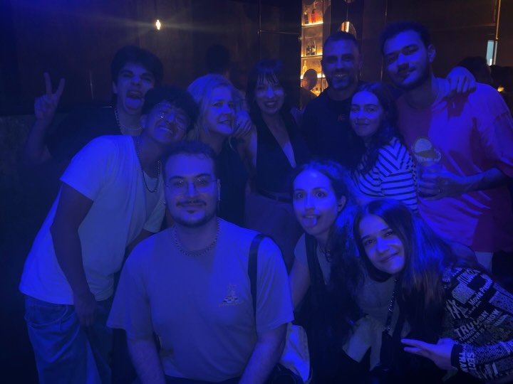 Debailoteofino

El mejor alumnado.
El mejor profesorado.
Lxs m&aacute;s currantes.
Lxs m&aacute;s fiesterxs. Queunacosanoquitalaotra.

Anoche le dimos al dancing(queen) al ritmo trepidante de @_krahm_ y @safiadj__ de @alteregoclub.madrid 

No hay nad