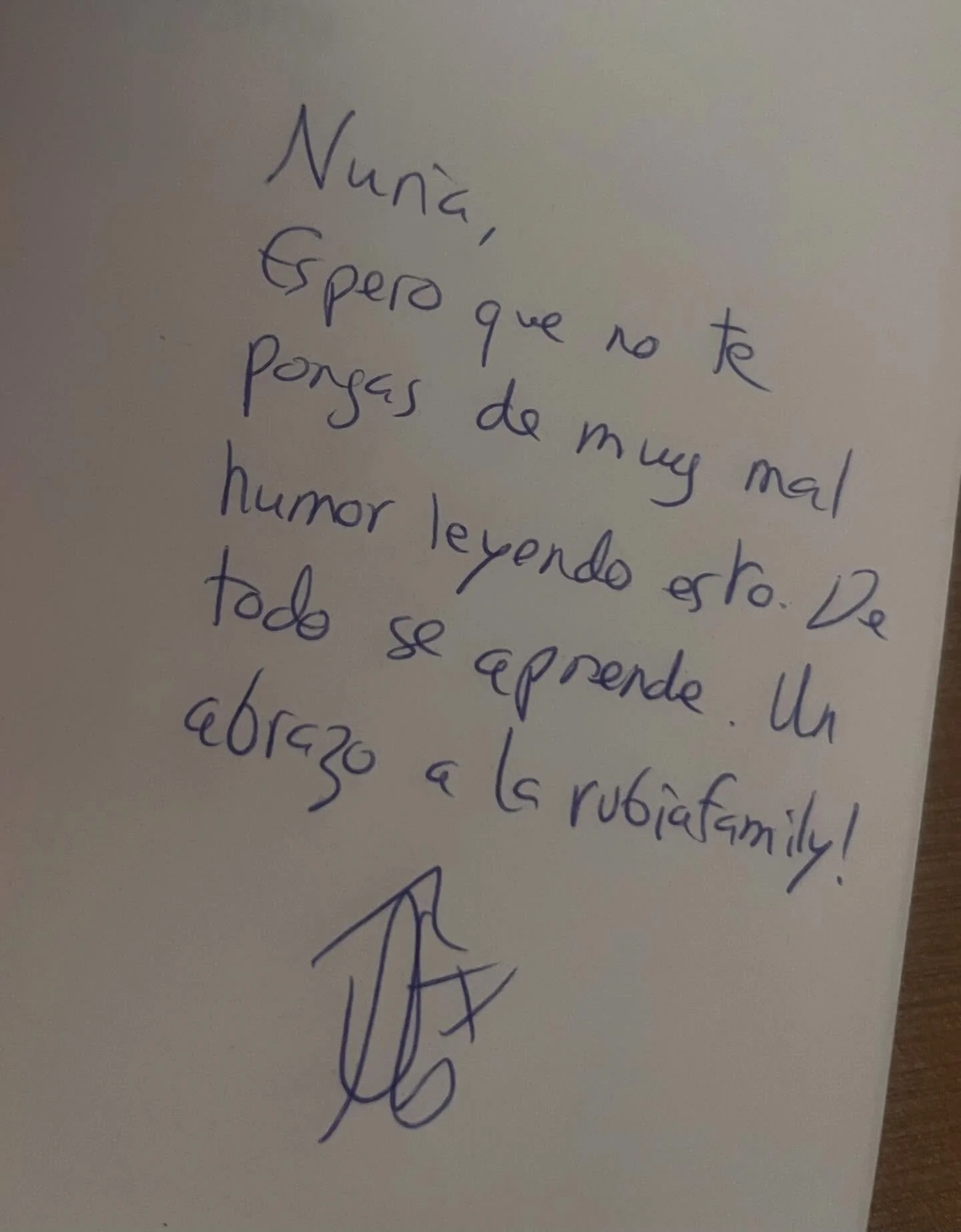 D&iacute;a del Libro

Hoy os recomendamos este libro &ldquo;Macrofestivales&rdquo; en donde se empiezan a repartir galletas y es unnoparar. Tuvimos la ocasi&oacute;n de escuchar y conocer este fin de semana a su autor, Nando Cruz, quien se lo dedic&o