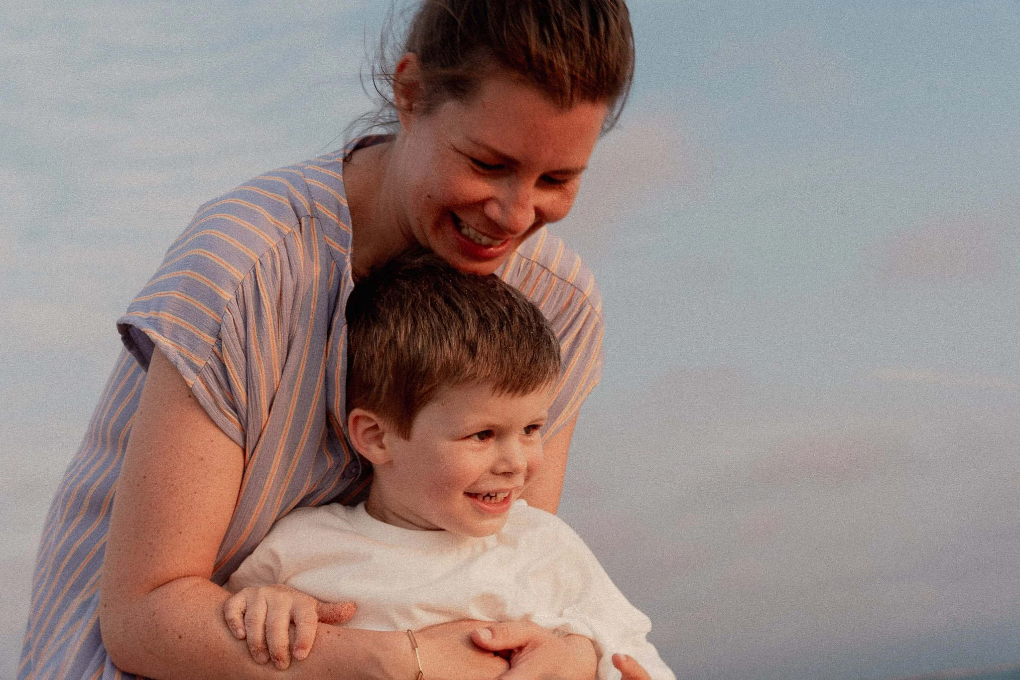 photographe-famille-seignosse-maman-fils-rire.jpg