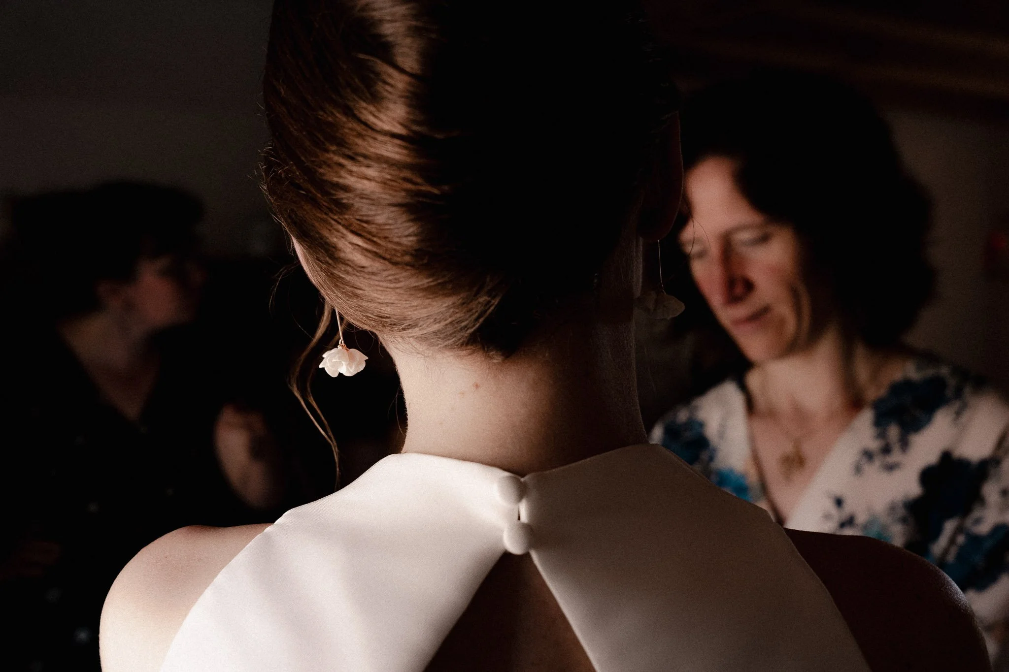 photographe-mariage-hossegor-habillage-mariee-bouton-dos-robe.jpg