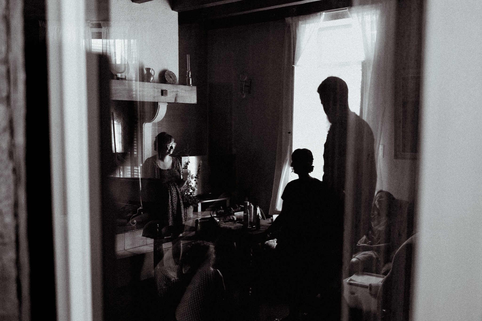 photographe-mariage-guethary-preparatifs-mariee-reflet-noir-et-blanc.jpg