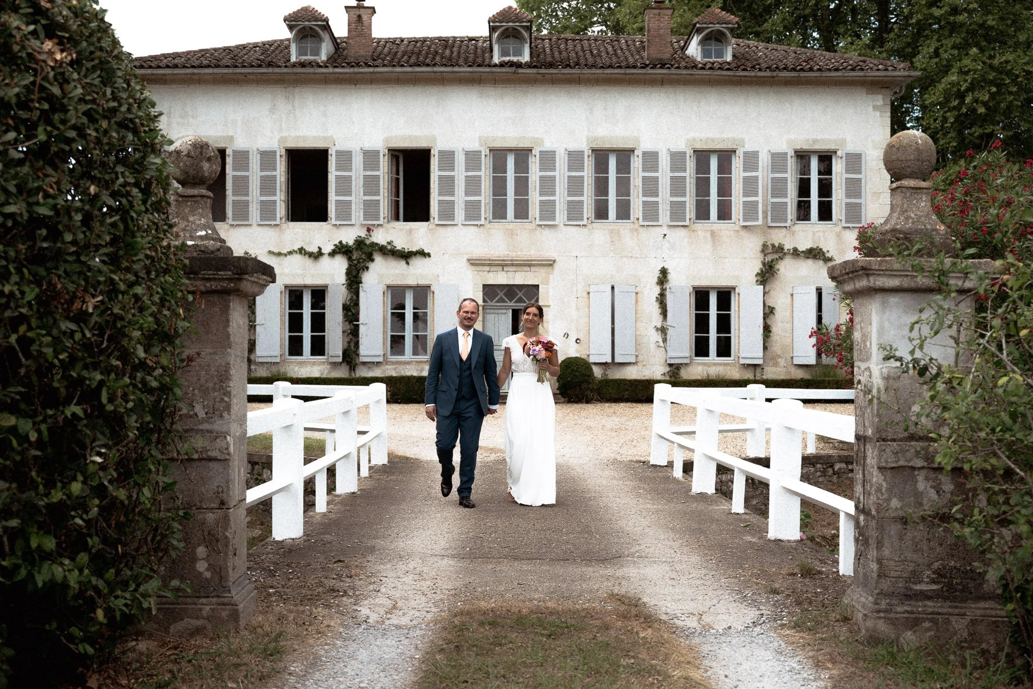 photographe-mariage-hossegor-maries-allee-chateau-portail.jpg