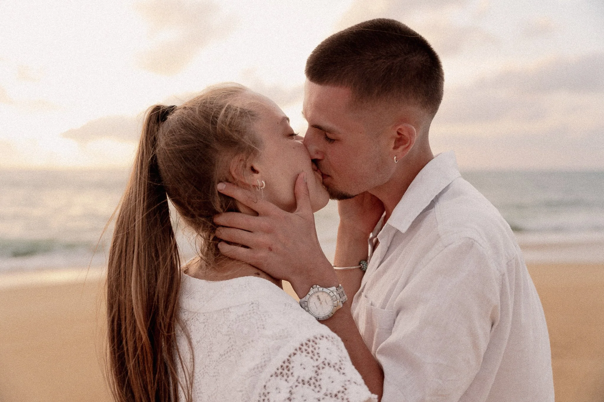 photographe-couple-capbreton-baiser-couple-lumiere-douce.jpg