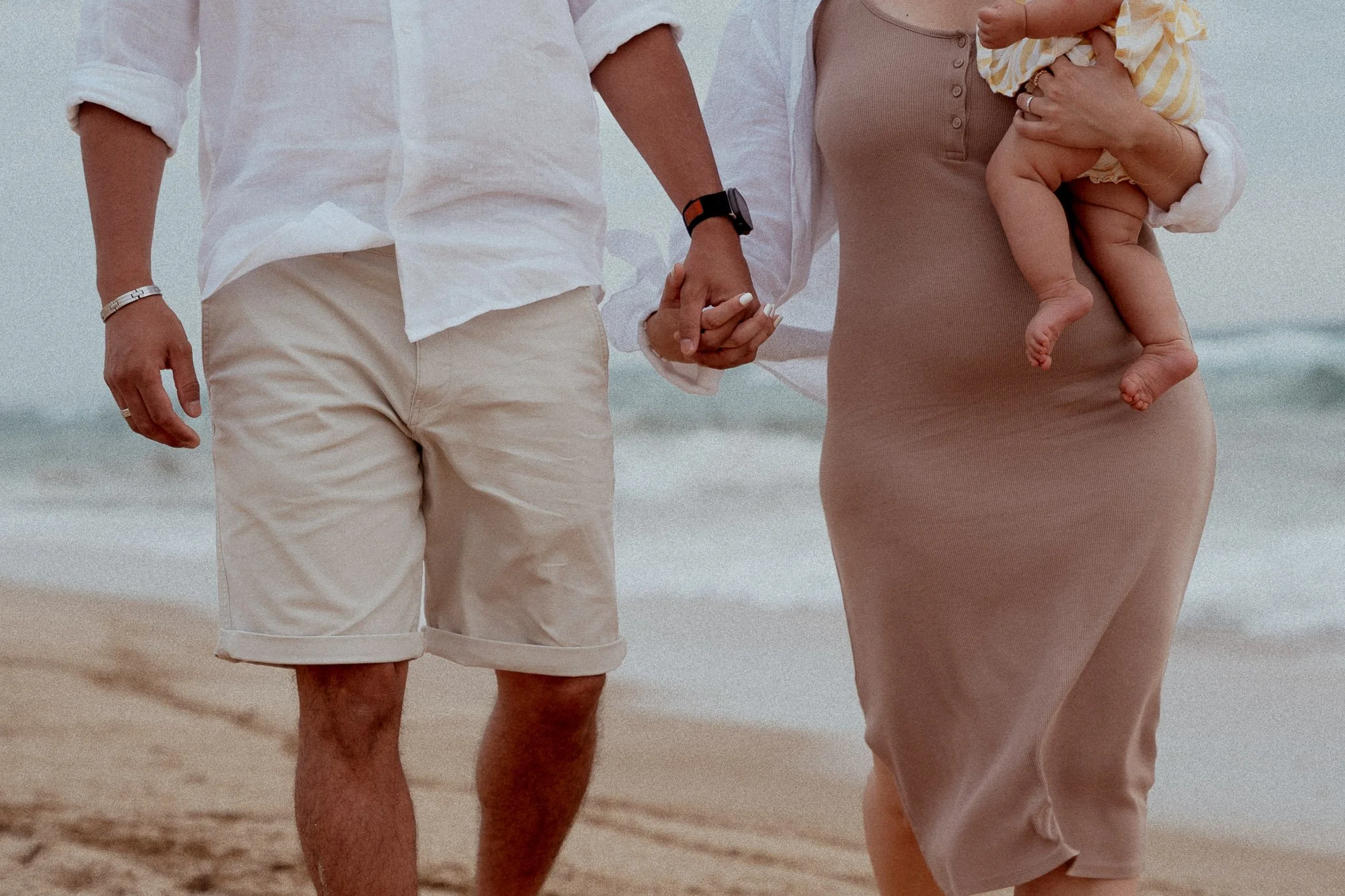 seance-photo-famille-hossegor-details-mains-parents-bebe.jpg