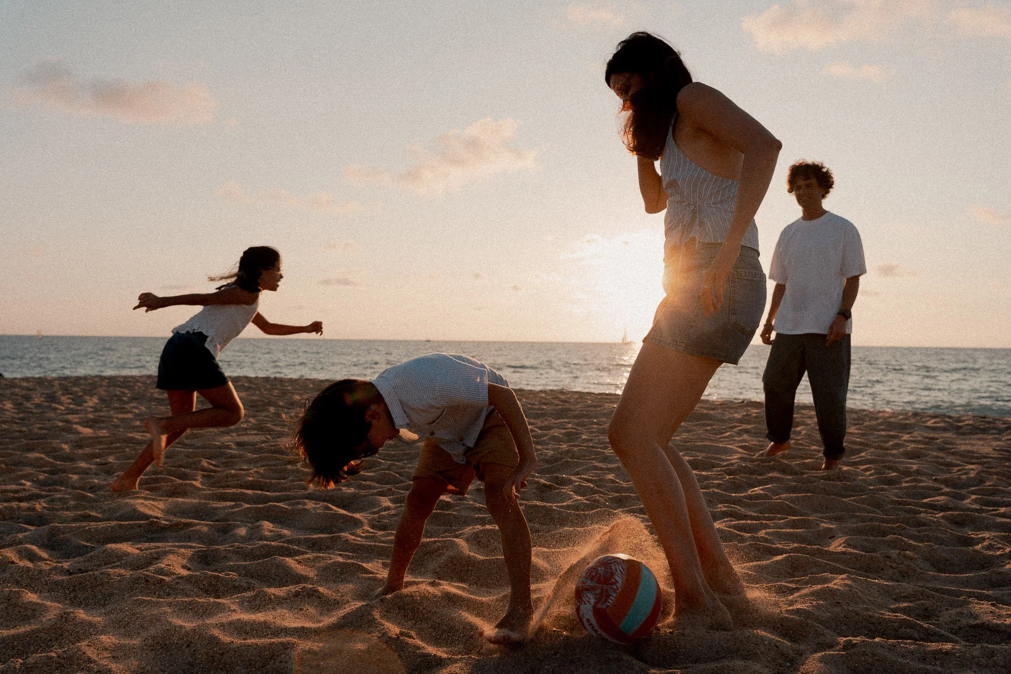seance-photo-famille-capbreton-jeu-ballon-coucher-de-soleil.jpg