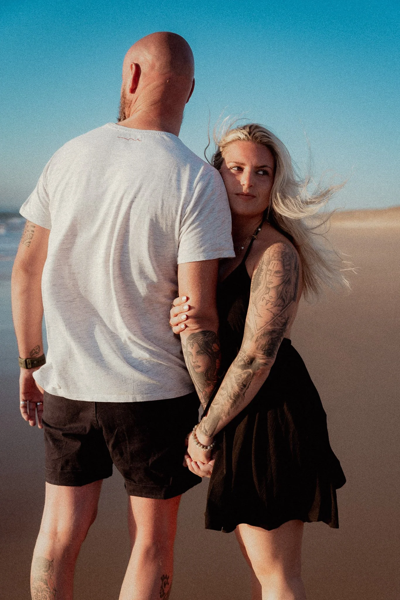 photographe-couple-messanges-couple-tatoue-enlace-plage.jpg