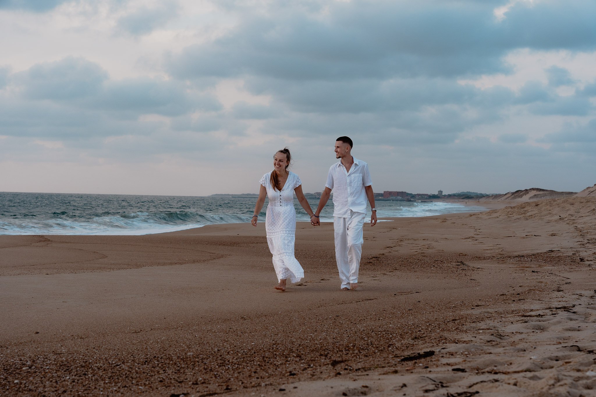 photographe-couple-capbreton-couple-tenue-blanche-marche-plage.jpg