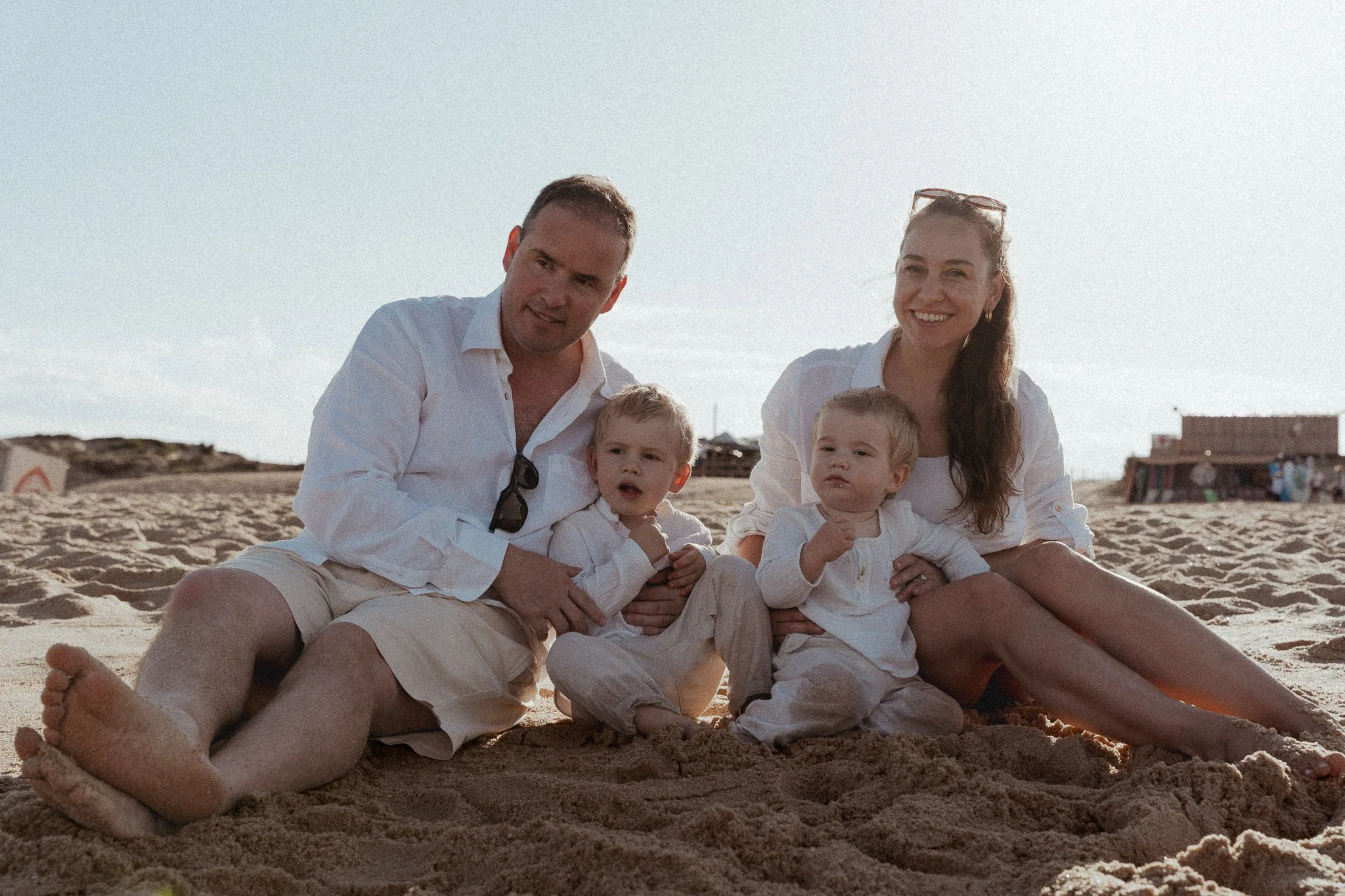 seance-photo-famille-cote-landaise-parents-enfants-tenue-blanche-plage.jpg