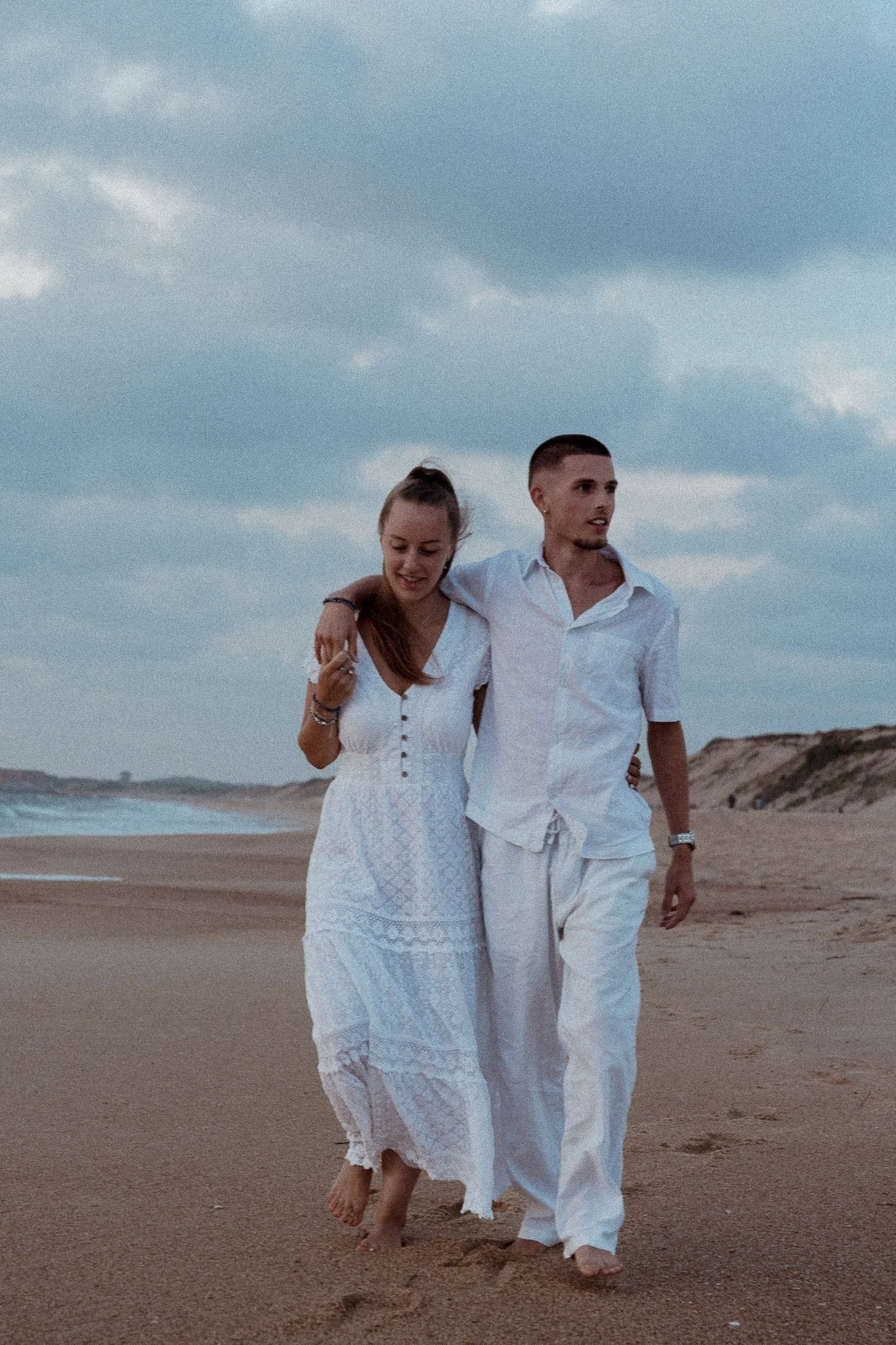 photographe-couple-capbreton-couple-enlace-dune-plage.jpg