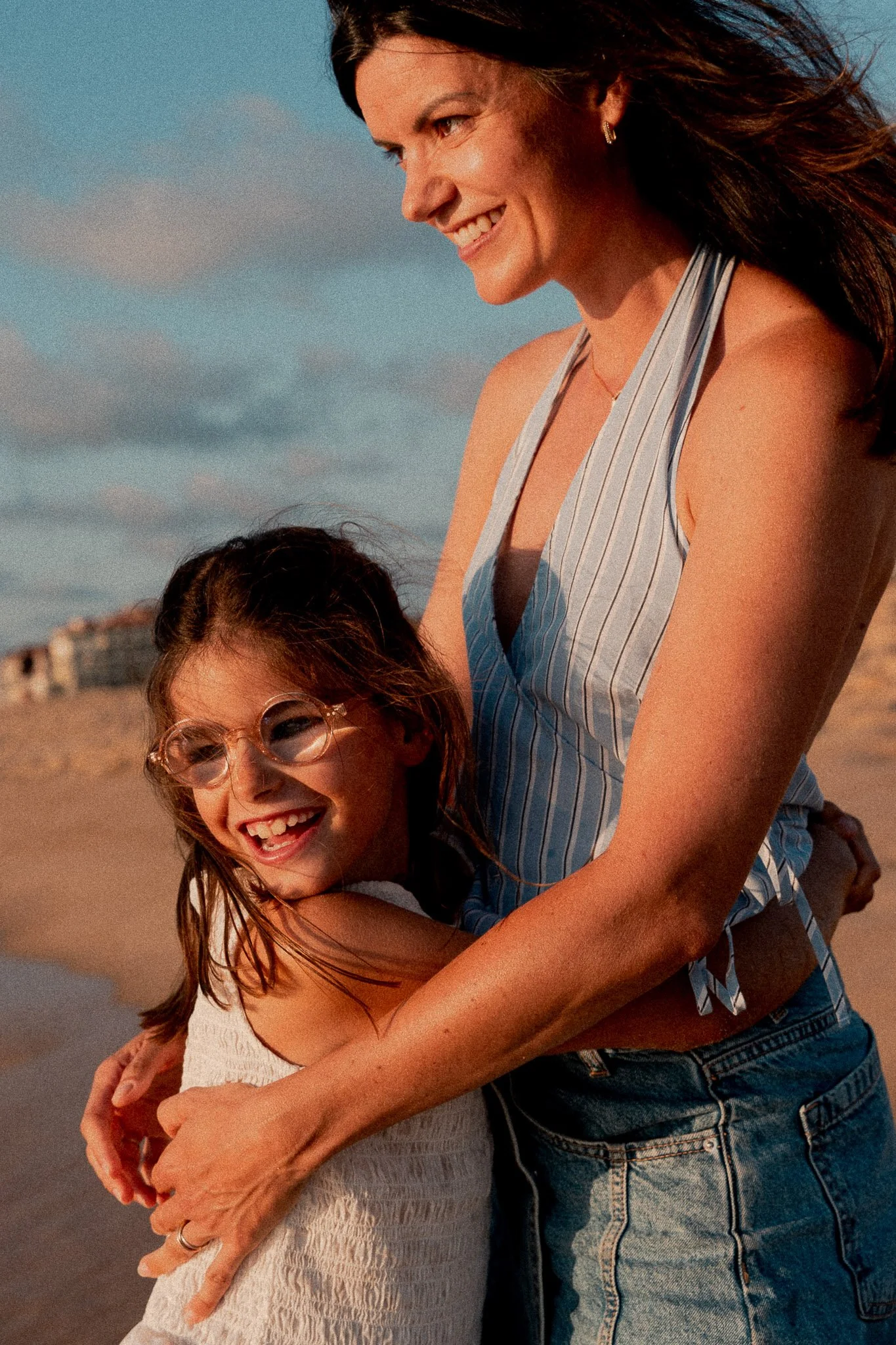 seance-photo-famille-capbreton-maman-fille-calin-coucher-de-soleil.jpg