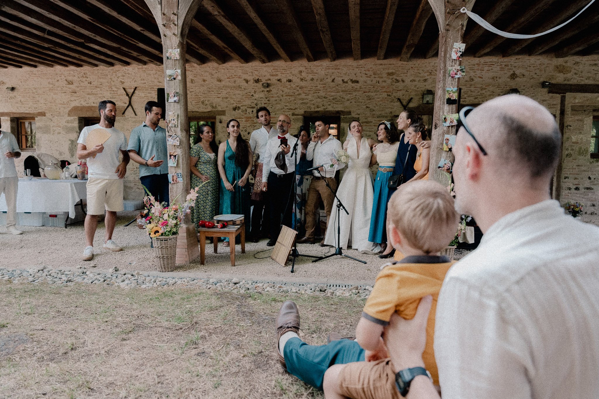 photographe-mariage-landes-animation-invites-sous-la-grange.jpg