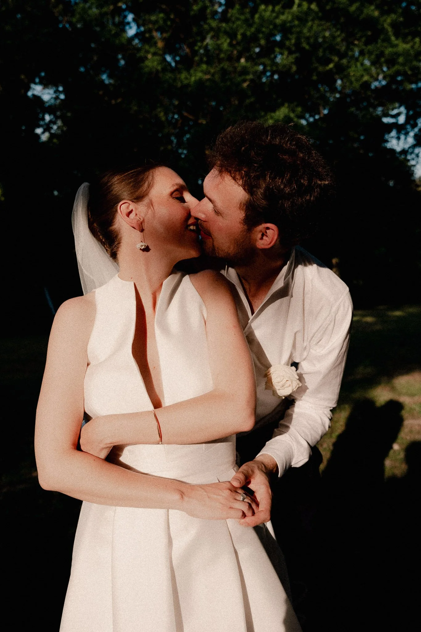 photographe-mariage-guethary-baiser-maries-lumiere-du-soir.jpg