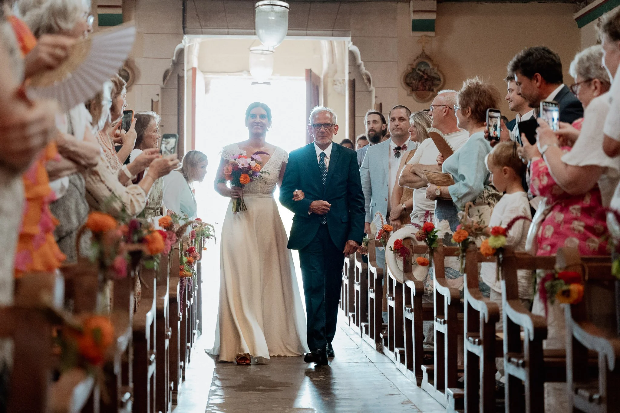 photographe-mariage-bidart-entree-mariee-eglise-bras-pere.jpg