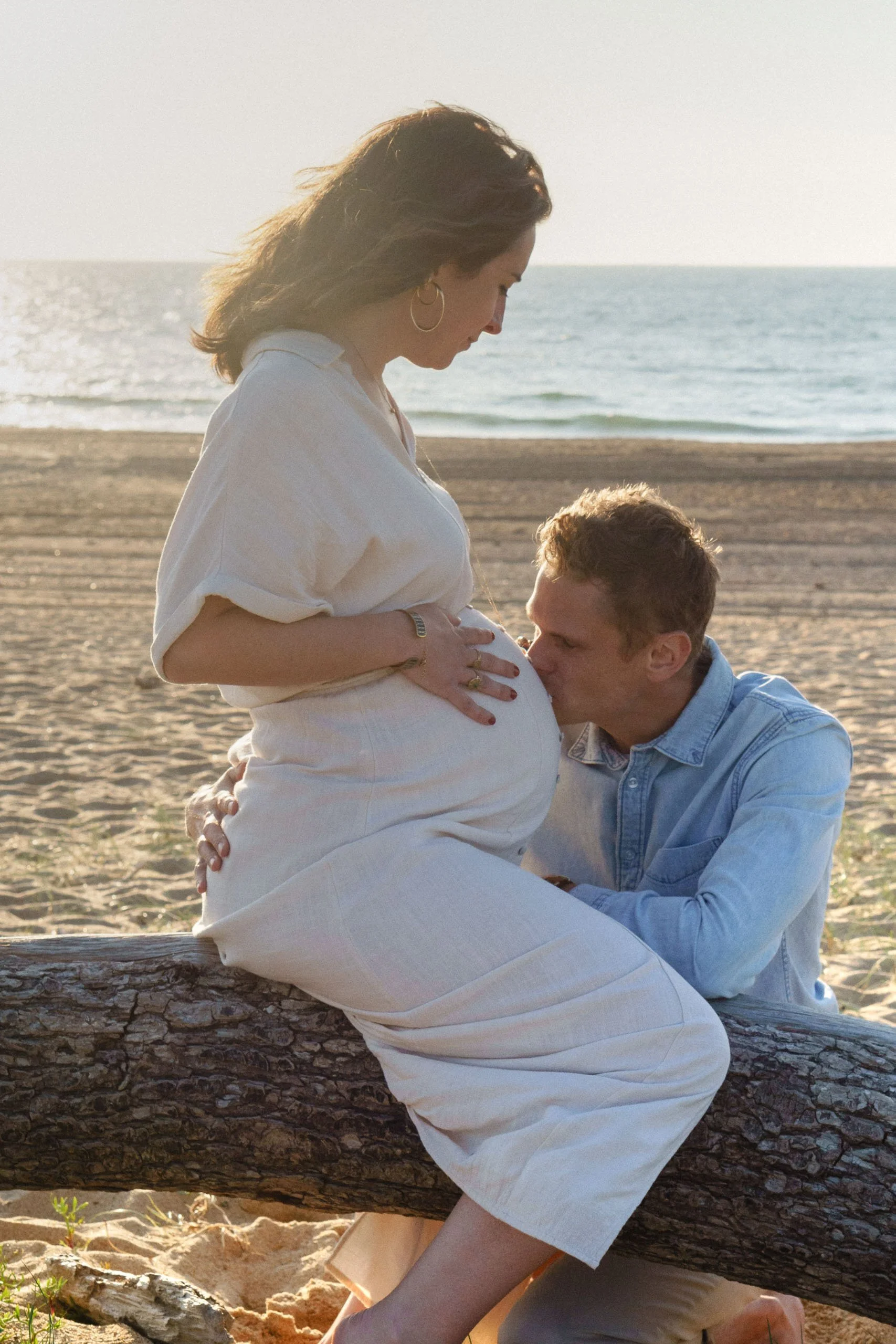 photographe-grossesse-tarnos-futur-papa-bisou-ventre-plage.jpg