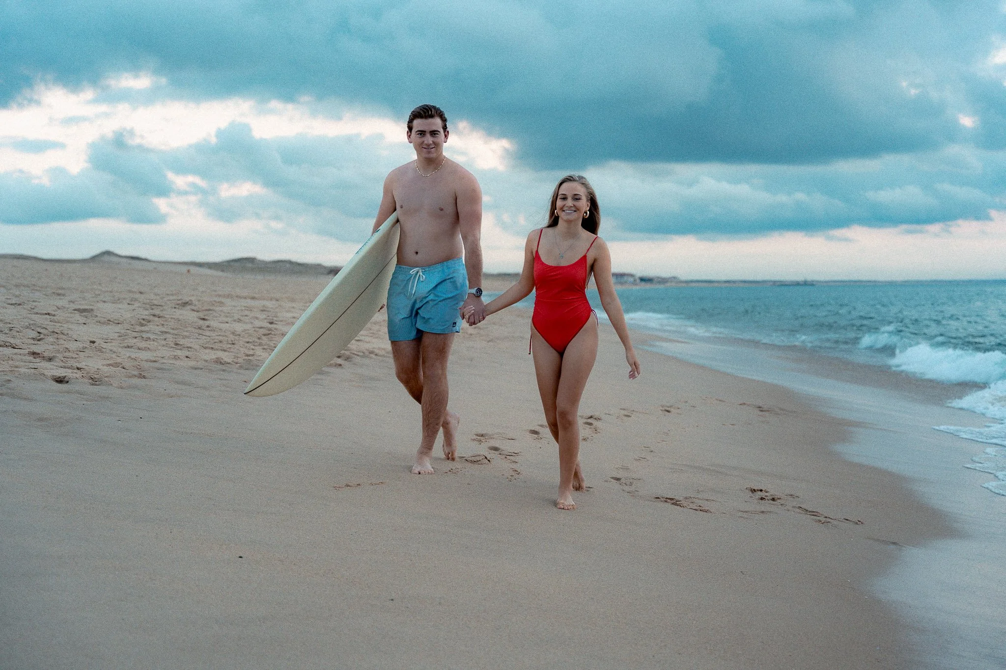 photographe-couple-seignosse-couple-surfeurs-marche-plage.jpg