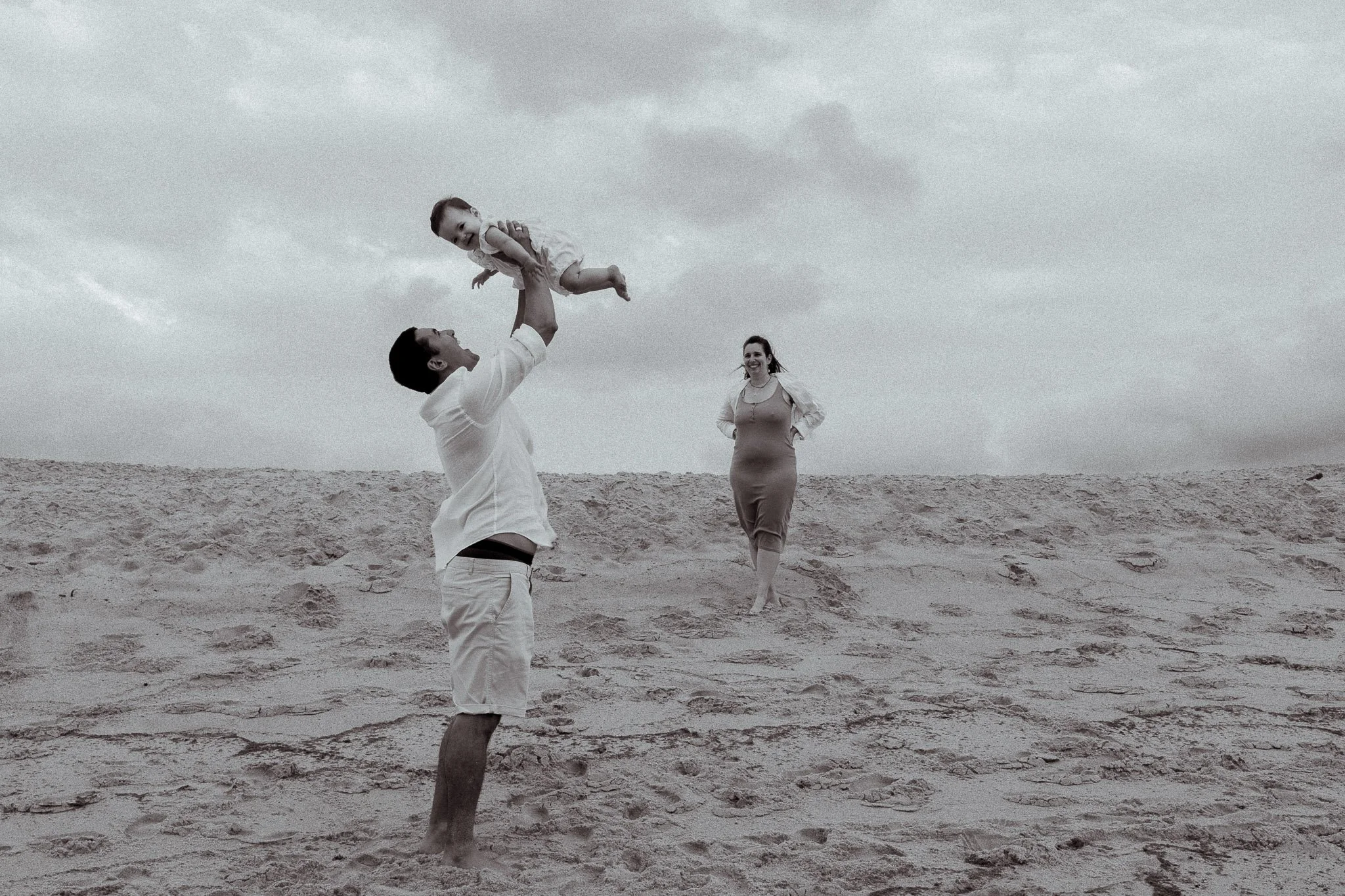 seance-photo-famille-hossegor-papa-bebe-en-l-air-noir-et-blanc.jpg