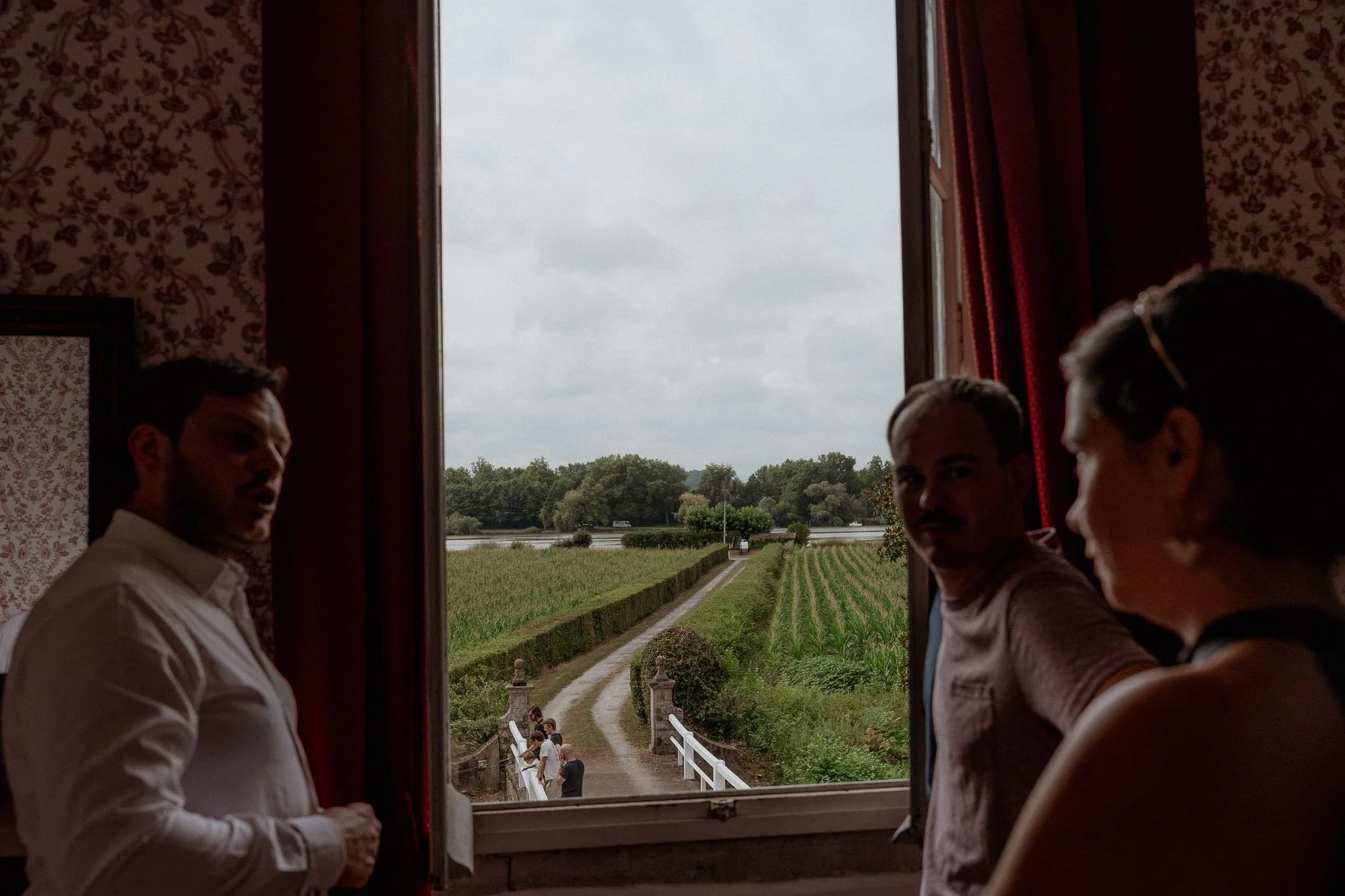 photographe-mariage-landes-preparatifs-marie-fenetre-vue-vignes.jpg
