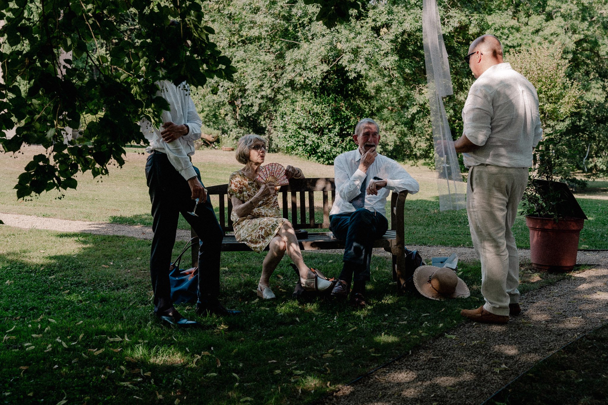 photographe-mariage-guethary-invites-detente-parc-domaine.jpg