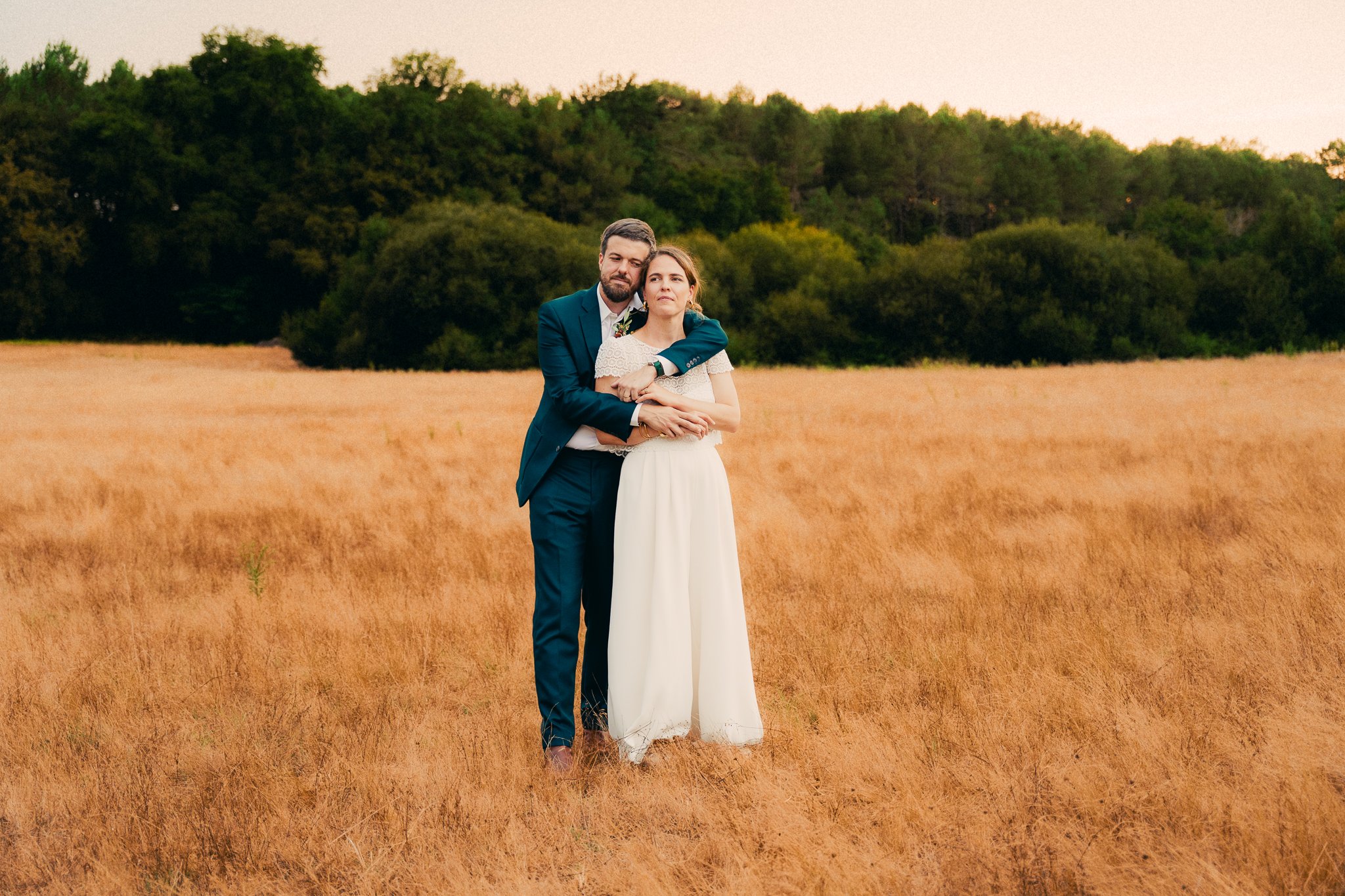photographe-mariage-leon-couple-enlace-champ-dore.jpg