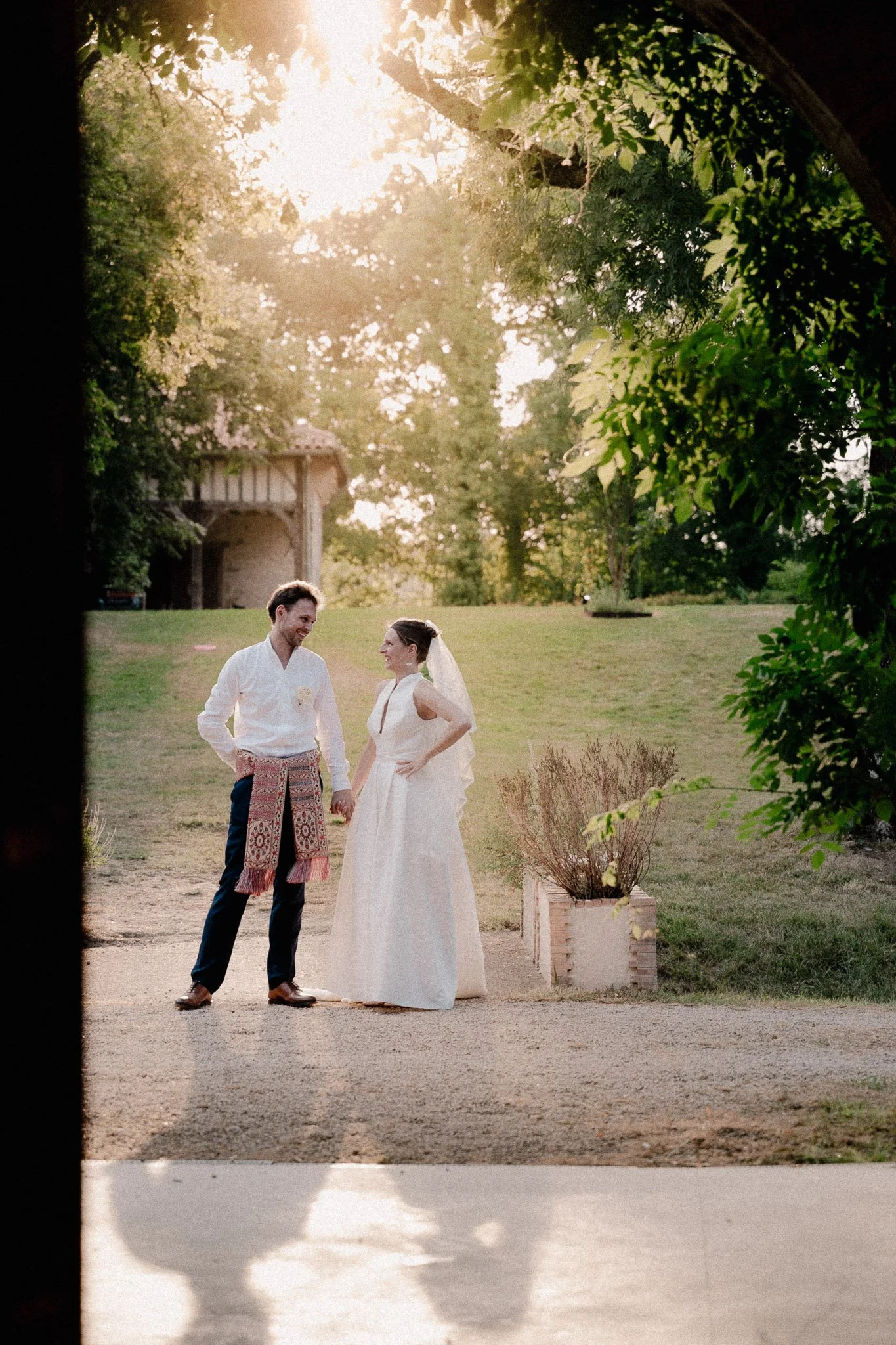 photographe-mariage-hossegor-couple-sous-porche-domaine-contre-jour.jpg