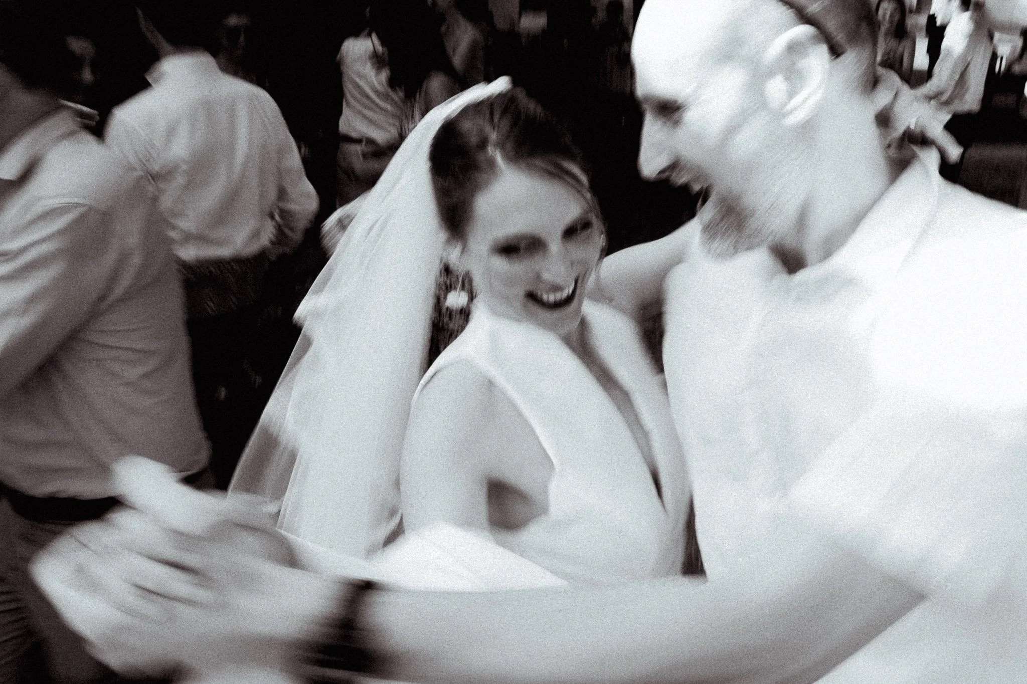 photographe-mariage-hossegor-mariee-danse-invite-noir-et-blanc.jpg
