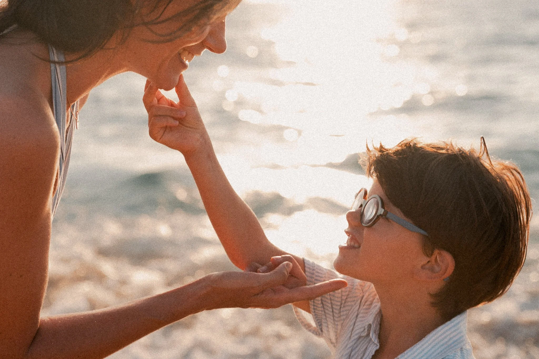 photographe-famille-capbreton-maman-fils-complicite-lumiere.jpg